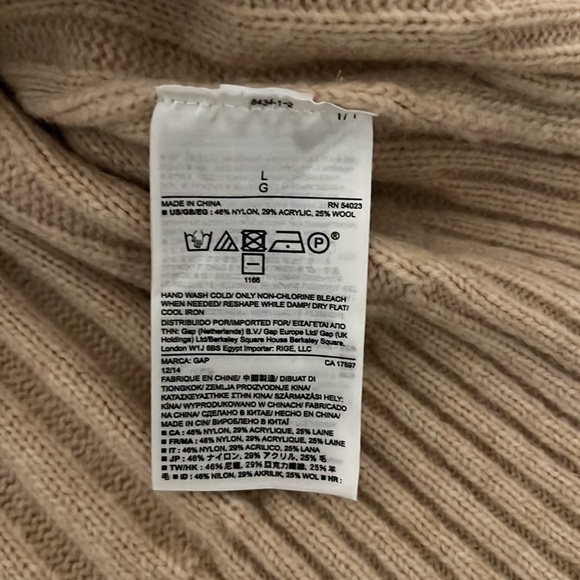 Gap Design & Crafted Ribbed Knit V Neck Sweater - Picture 12 of 13